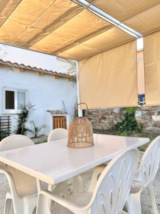 Casetta Bianca Con Giardino Posada  Exteriör bild