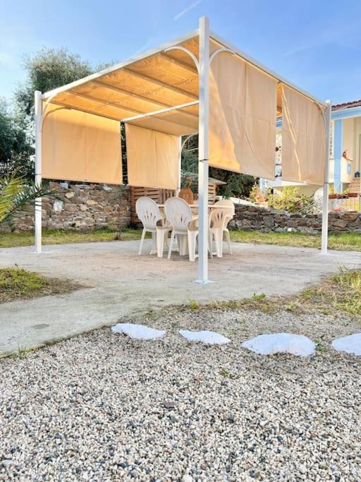 Casetta Bianca Con Giardino Posada  Exteriör bild