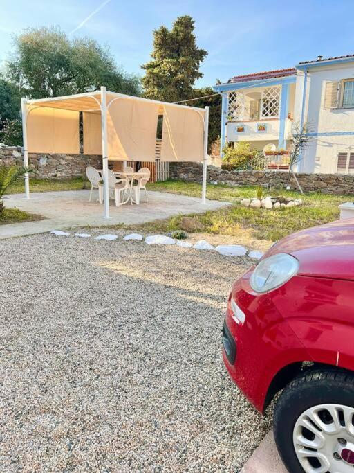 Casetta Bianca Con Giardino Posada  Exteriör bild